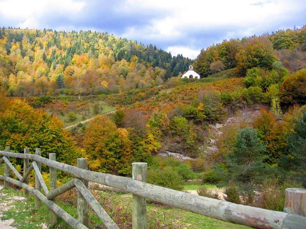 Ermita Virgen de las Nieves y paisaje en tonos ocres en Irati